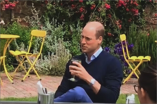 Принц Уильям в пабе Rose & Crown. Кадр из видеоролика корреспондента Daily Express Ричарда Палмера (https://twitter.com/RoyalReporter)