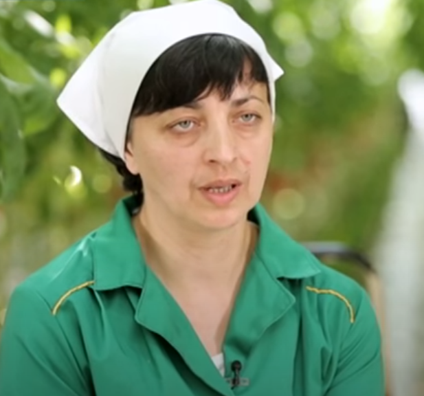 Инна работает в теплице