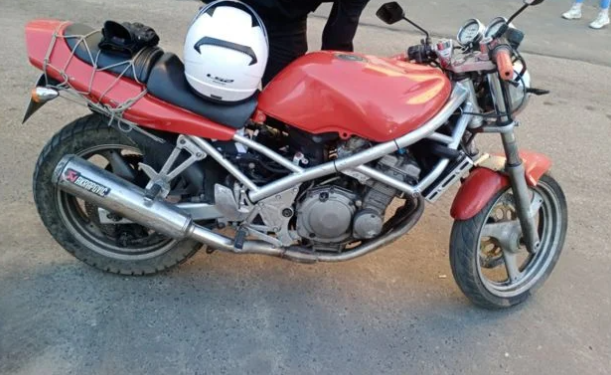 Первый  экземпляр Сузука бандитка 400 , в более менее нормальном состоянии , ценник на нее 55к деревянных , лкп родное , не крашенный , с виду вроде нормально . Звонил узнавал на счет Доков , они есть . так и не понял , все или нет … 