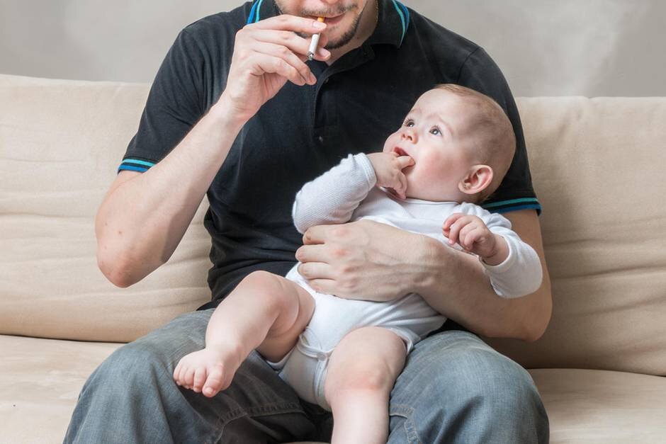 Дети курящих родителей. Курение родителей. Отец курит с сыном. Курит. Самый плохой папа.