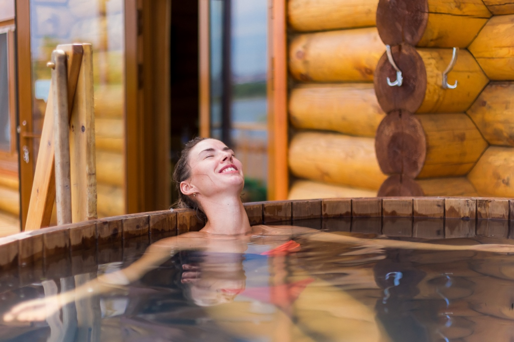Вода после бани. Купание в снегу. Сауна закаливание. Купаться в снегу. Вода после бани.