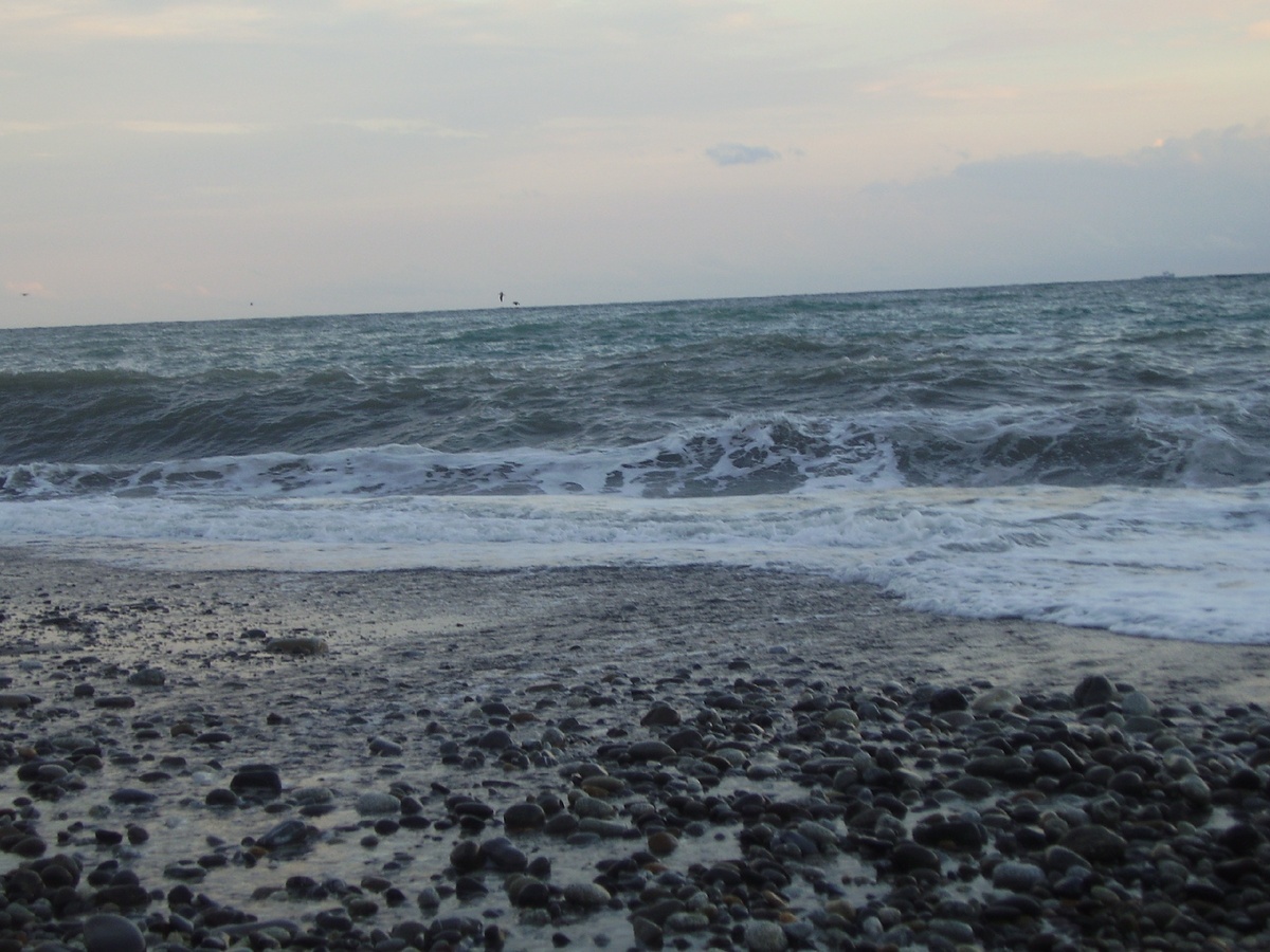 Это фото сделано 9 лет назад, прошлый раз, когда мы были летом на нашем море. После этого ездили сюда только в несезон