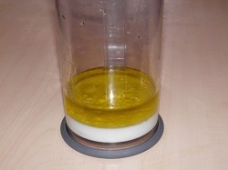 ШАГ 2:
В стакан для взбивания влейте молоко и масло.