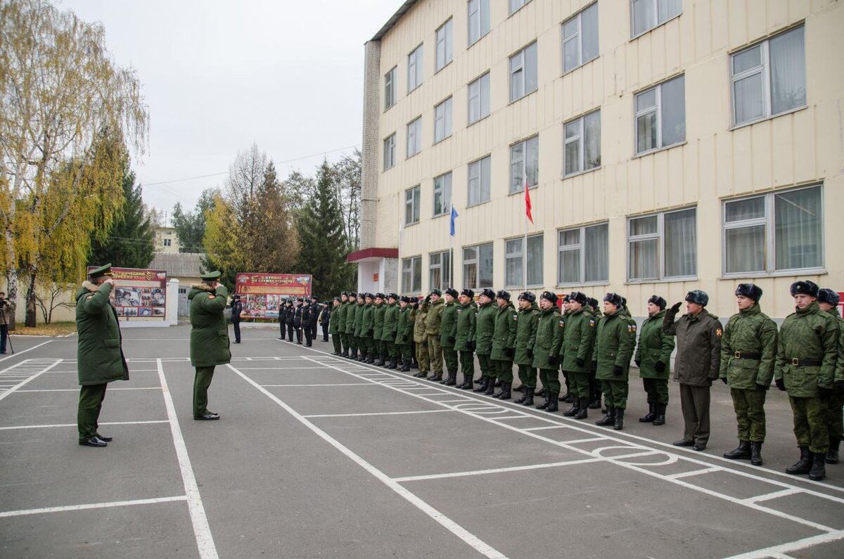 Фото плаца Областного военкомата в г.Курск. Фото взято в интернете просто чтобы показать примерное расположение и атмосферу.