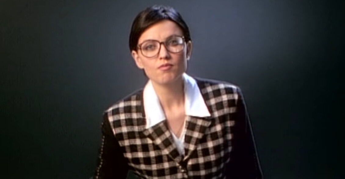 Светлана Рерих в клипе "Две ладошки" (1997). Автор текста Аркадий Юркевич, композитор Николай Погодаев,, режиссер Андрей Лукашевич. Скриншот 