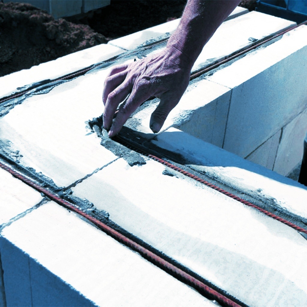 Штраборезом делаем углубления,очищаем от пыли, на носим клей и вкладываем арматуру. 