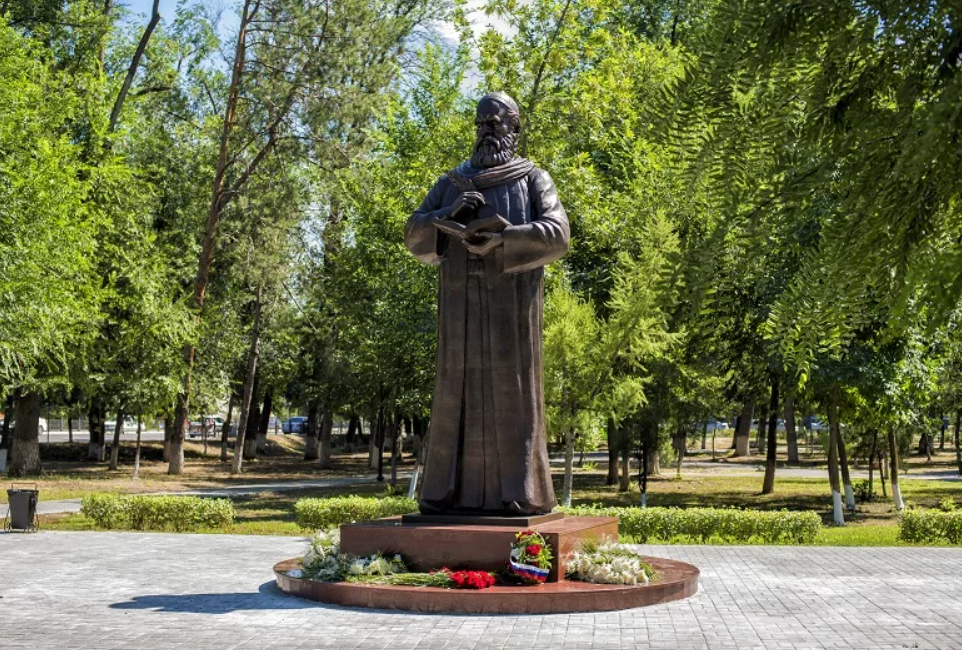 Памятник Омару Хайяму в Астрахани