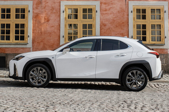 Самым длинным в классе Lexus стал из-за увеличенных свесов. Такую хитрость японцы уже проделывали не раз, когда из модели конкурировали с соперниками из старших лиг!