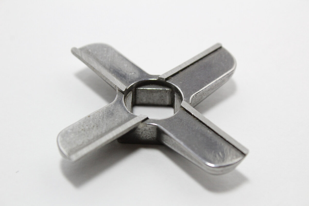 Нож из штампованой стали с прямыми односторонними лезвиями. Считаются самыми бюджетными с соответствующим качеством. Источник фото: Яндекс.Картинки