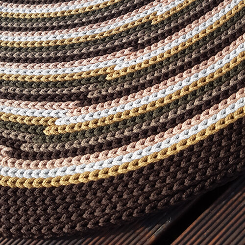 Ковер вяжется столбиками без накида за заднюю стенку петли