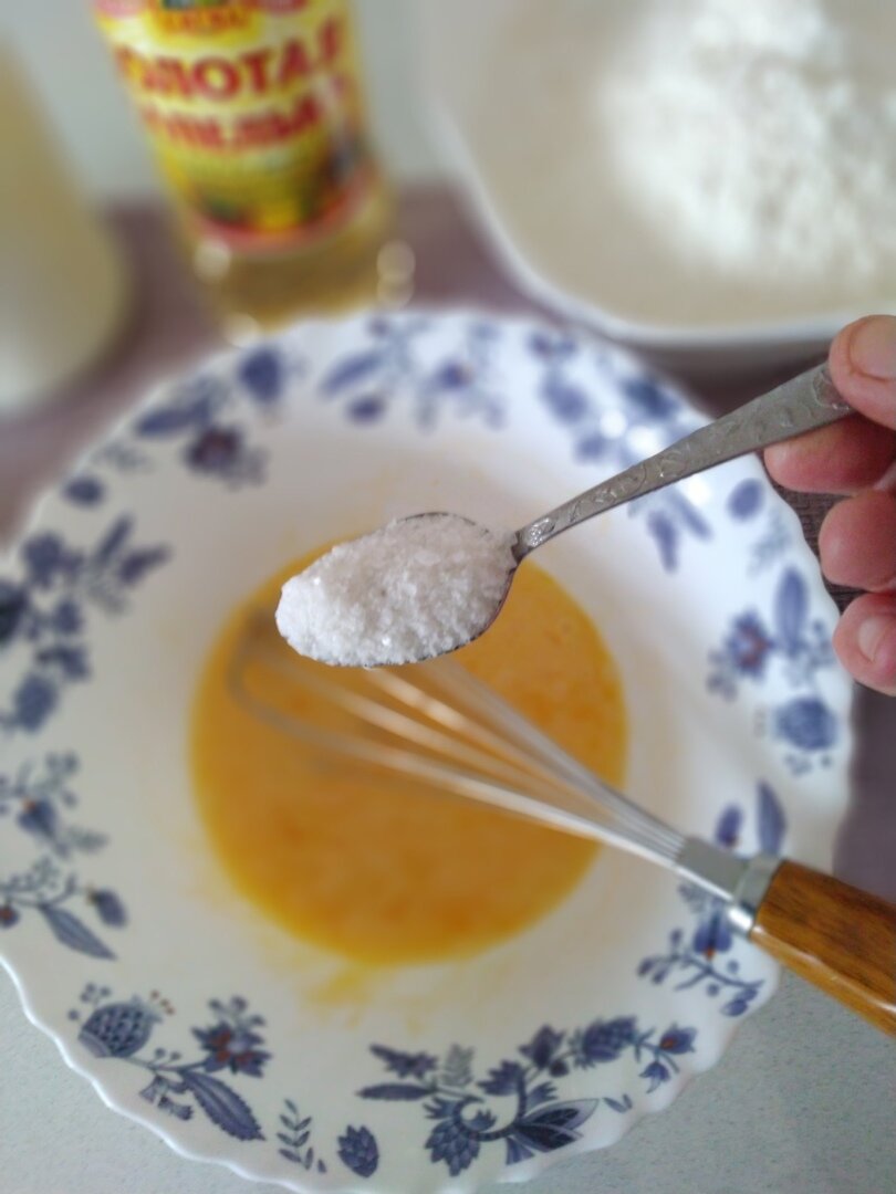 В яйцо всыпаем соль, сахар.