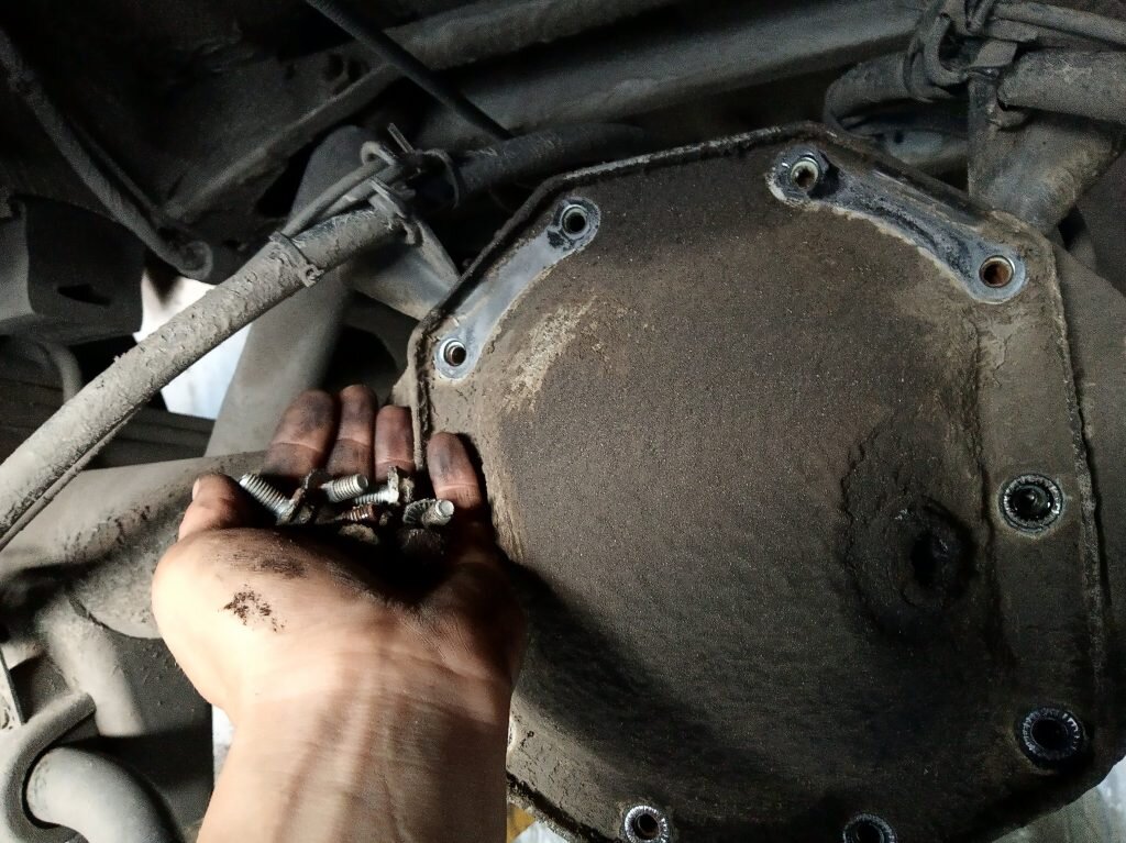 На фото, мост Mercedes-Benz Sprinter 413 спарка. Гудит! Сливаем масло. Разбираем. Ищем причину! Для того чтобы разобрать мост, нам потребуется демонтировать полуоси и открутить кардан. Не снимайте полуоси, пока не будет сорвана гайка хвостовика.