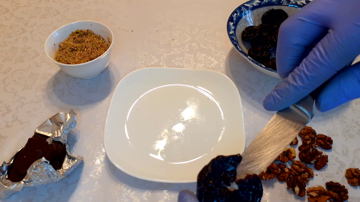 Чернослив с орехами в вине – оригинальное десертное блюдо