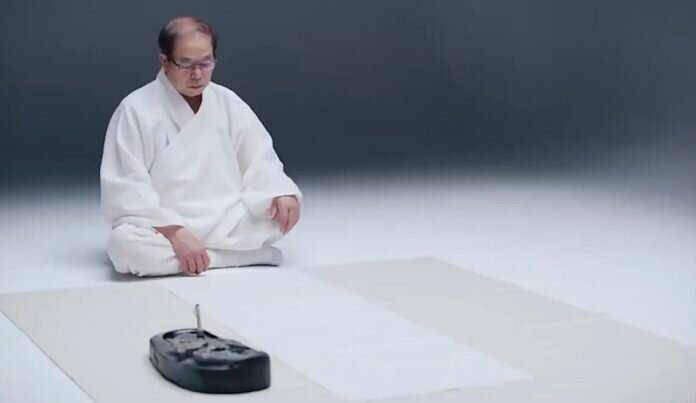 Лю Ситун, известный каллиграф из Китая, хочет отразить истину и красоту Вселенной в своих работах. (Image: Screenshot / YouTube)