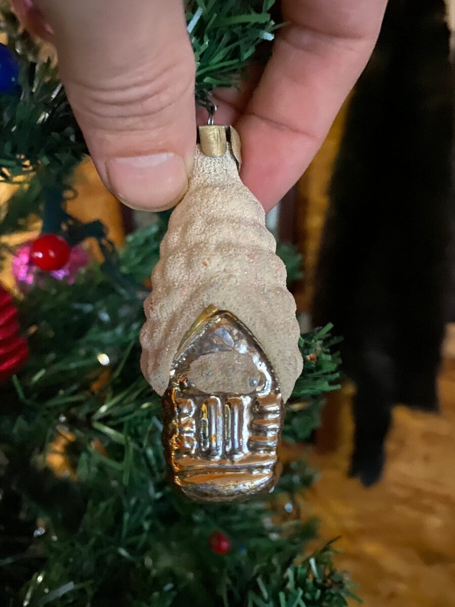 Увидел в деревенском доме старые елочные игрушки на елке ...