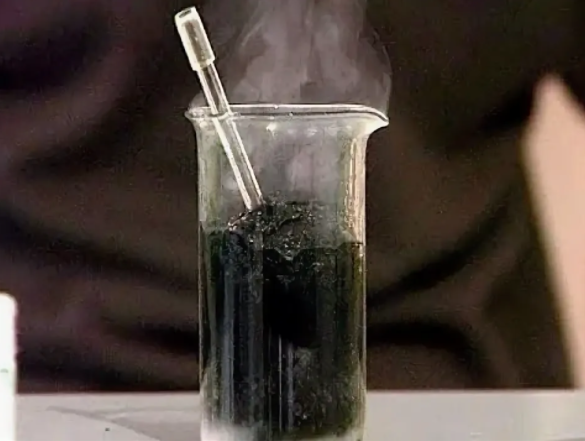 Концентрированная серная кислота дымит на воздухе. Обугливание сахара серной кислотой. Обугливание сахара концентрированной серной кислотой. Серная кислота обугливание реакция. Реакция обугливания сахара концентрированной серной кислотой.