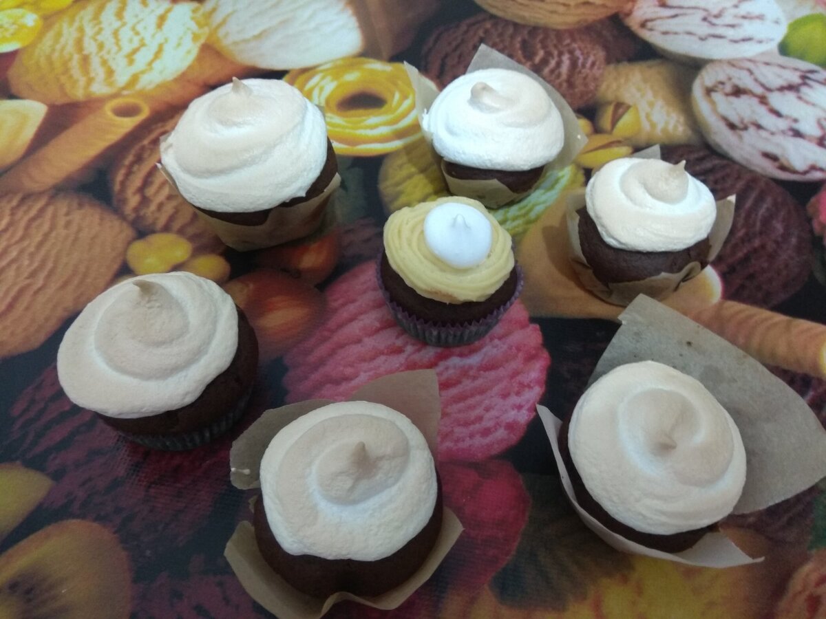 Капкейки с вишневым вареньем и белковым кремом