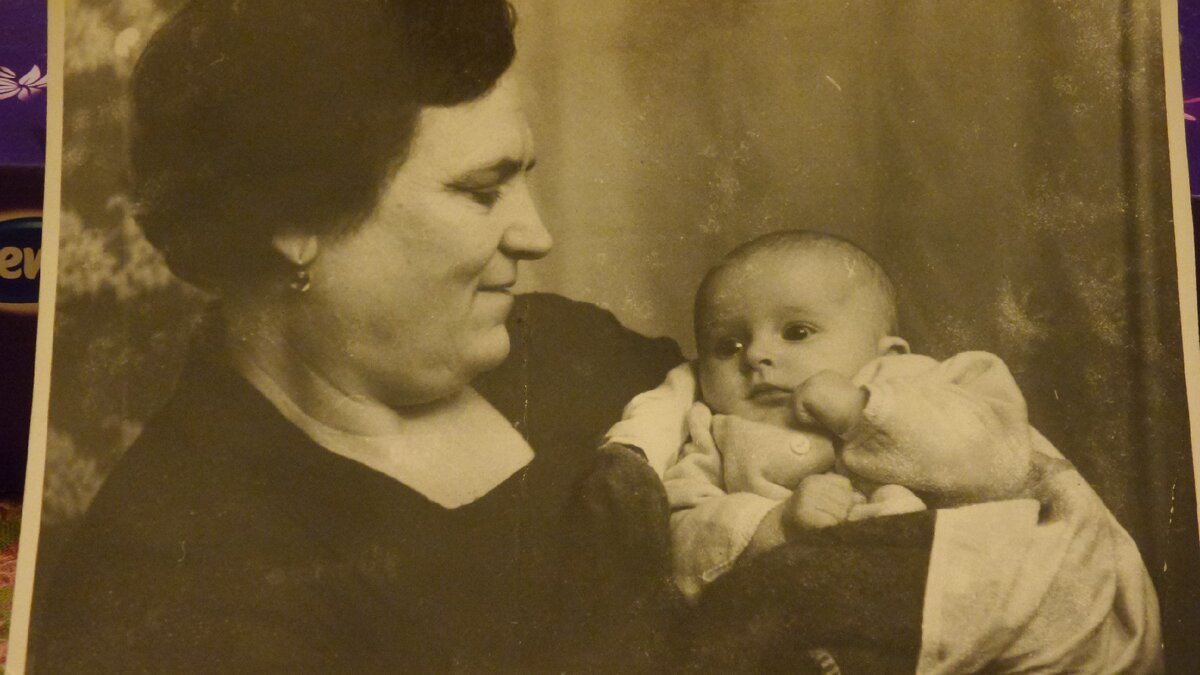 Бабушка Дуся вырастила меня. Это я маленькая.