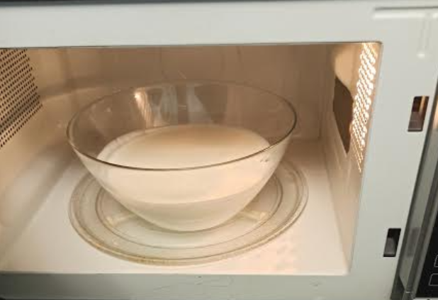 ставим кефир подогреться в микроволновку