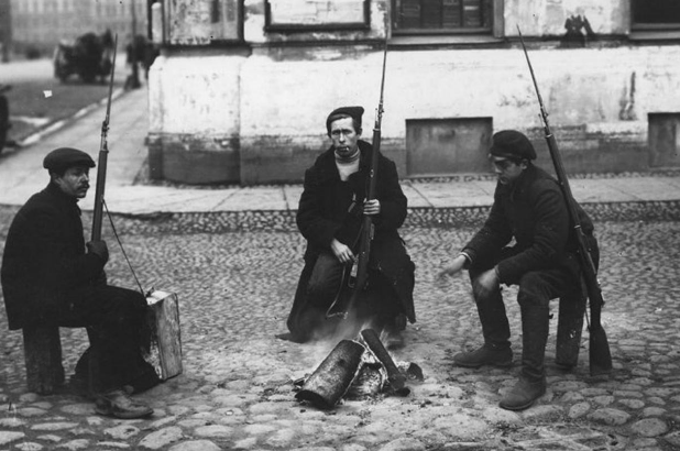 Солдаты Красной Армии на улицах, 1918 год. 
Яков Штейнберг / МАММ / МДФ / russiainphoto.ru