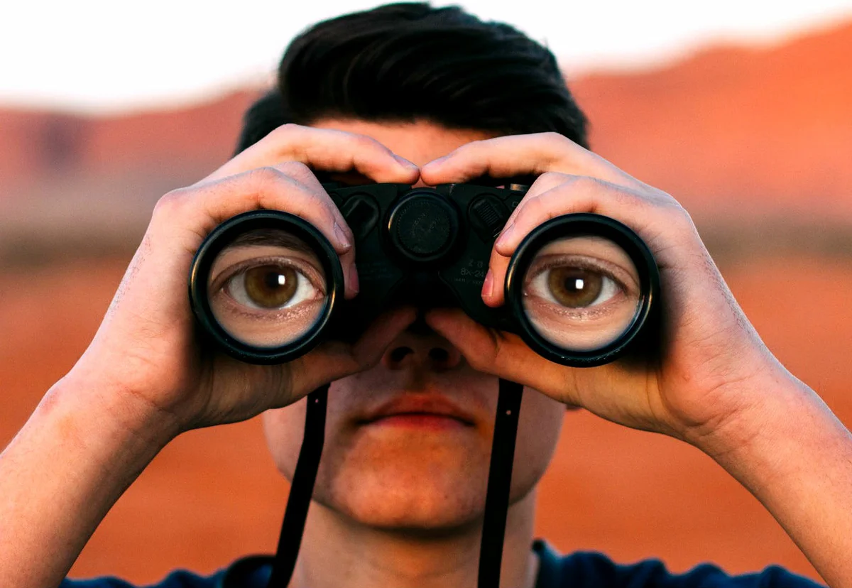 наблюдение в бинокль. мужик с лупой. бинокль «разведка». наблюдение глаз. наблюдение в бинокль.