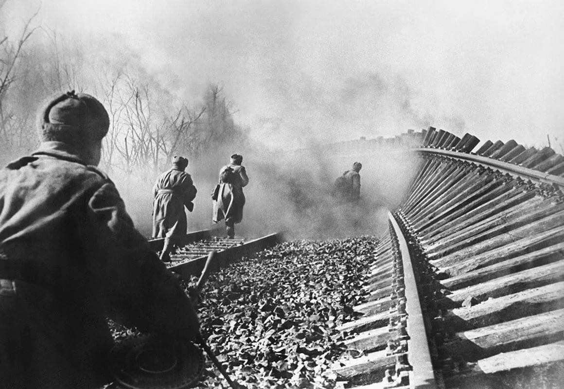 Красноармейцы атакуют вражеские позиции.