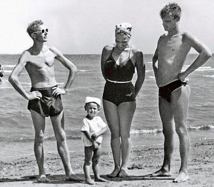 Фотографии советских артистов в период отдыха на море из их домашних архивов