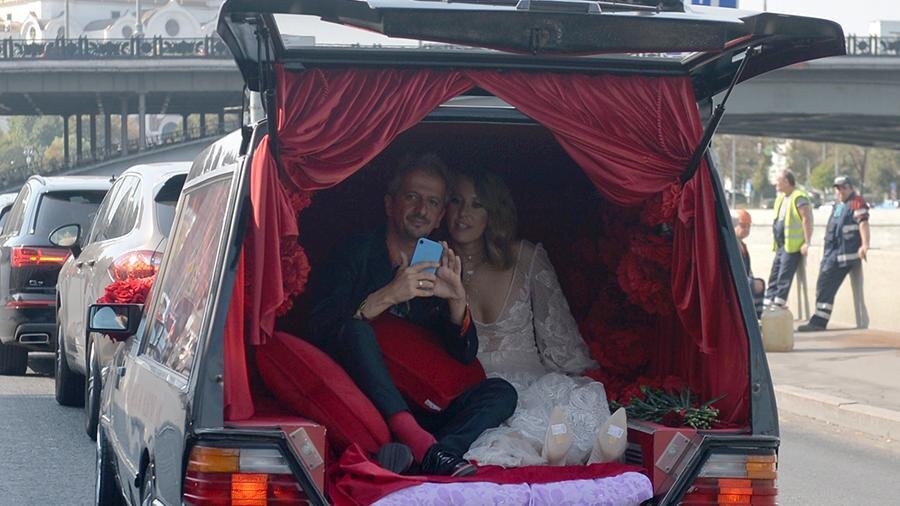 Константин Богомолов с женой К.Собчак едут на свадьбу в катафалке ¯\_( ツ )_/¯