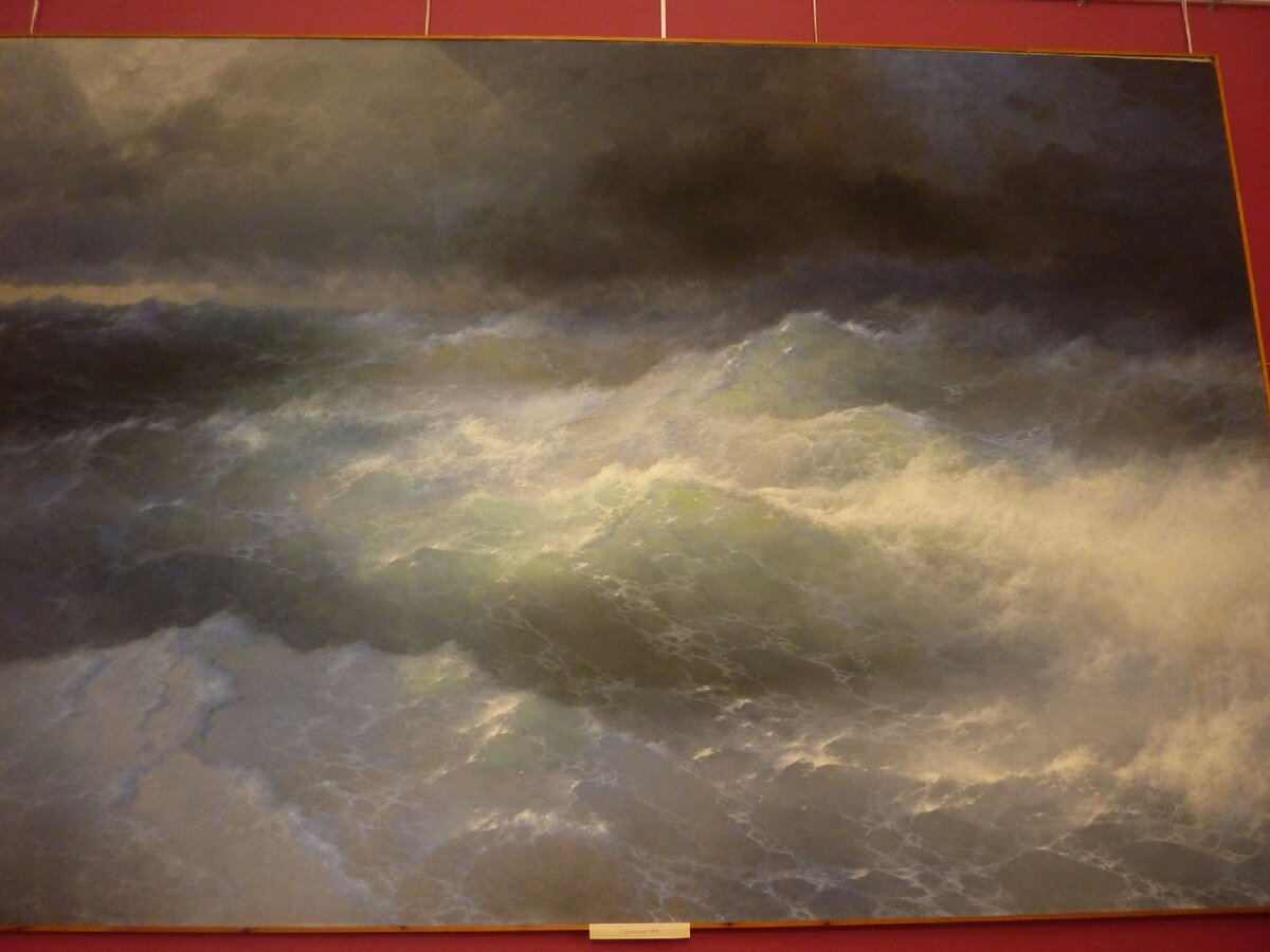 Картина И. Айвазовского "Среди волн" в Феодосийской картинной галерее. Фото из личного архива.