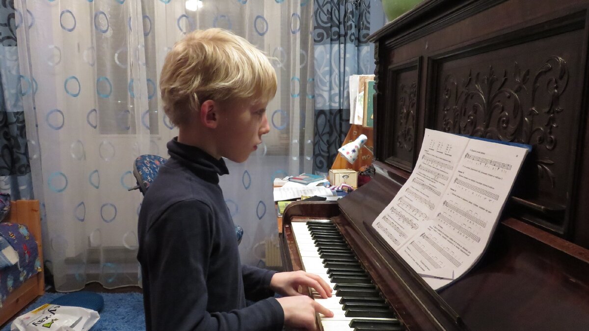 Паша за пианино