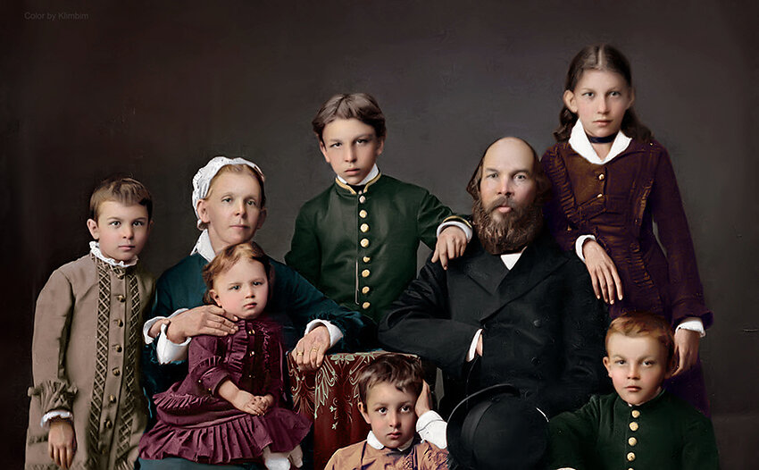 Семья Ульяновых в полном составе. Володя в перовом ряду крайний справа. 1879 год