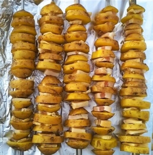 Нанизываем на шампур чередуя картошку и сало