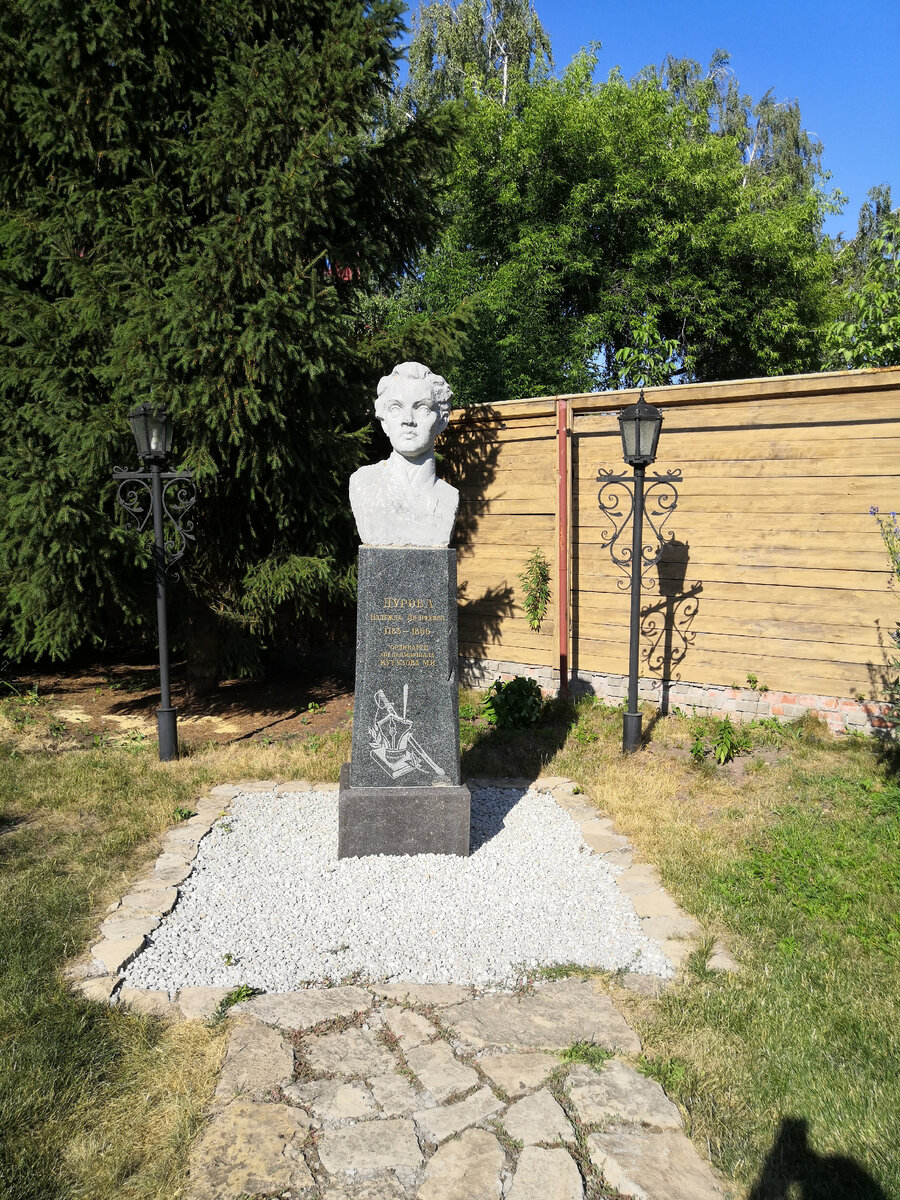 Бюст Дуровой во дворе её дома.