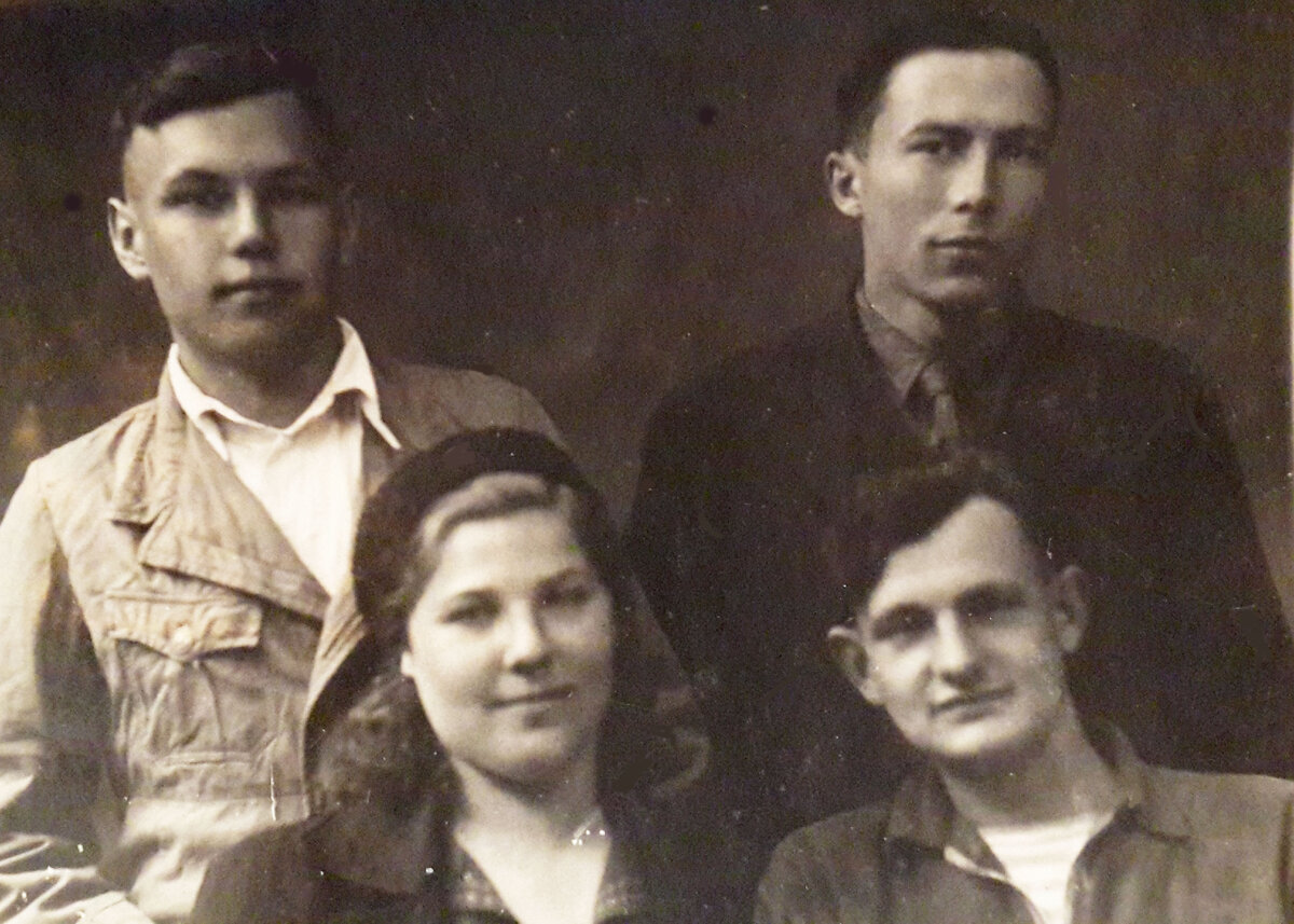 Верхний ряд слева направо — Яков Морозов, Валентин Гаршин. Внизу — Лидия Трофименко, Василий Бабий. Эта фотография когда-то украшала местный краеведческий музей. Как только В. Гаршина арестовали, фотография сразу же исчезла. Конец апреля 1944 года