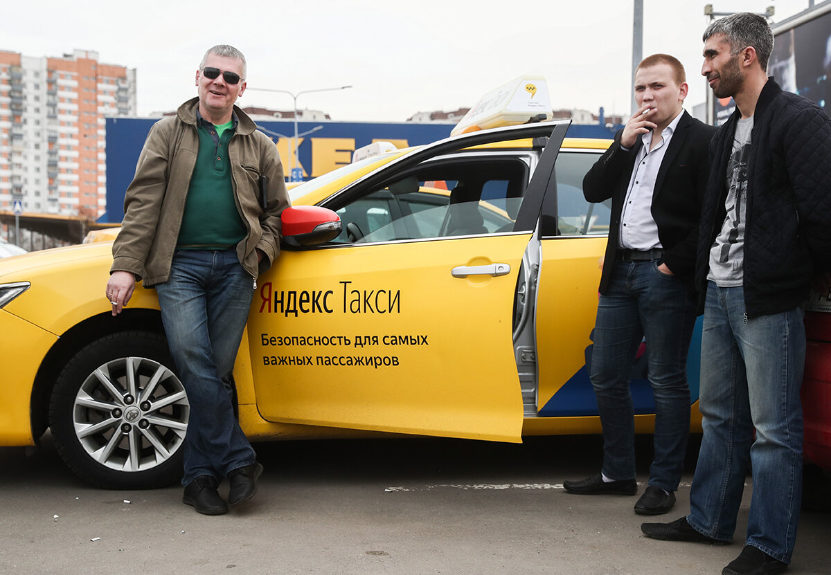 Было примерно вот так, только тогда брендинга Яндекса на машинах не было и в помине. По городу катались тачки в разных цветах и оклейках, но народ друг друга поддерживал всегда. 