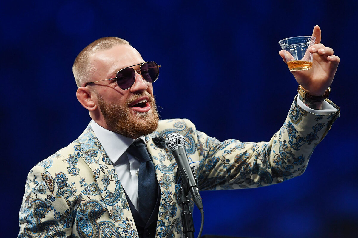 Боец смешанных единоборств.