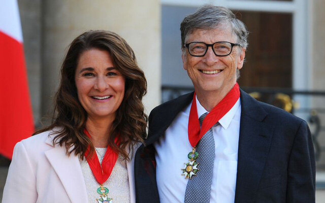 Билл Гейтс указал в договоре право на измену 1 раз в год. 
