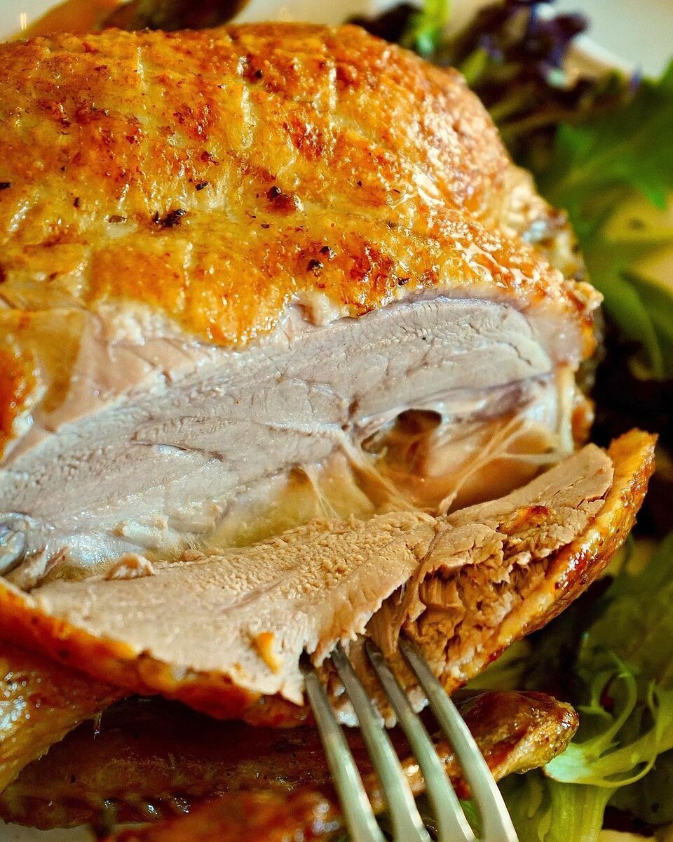 Если сделать на кожице проколы, то жир будет попадать в постное мясо и делать последнее более сочным. Источник фото https://www.instagram.com/p/CYFYTYhvCMb/