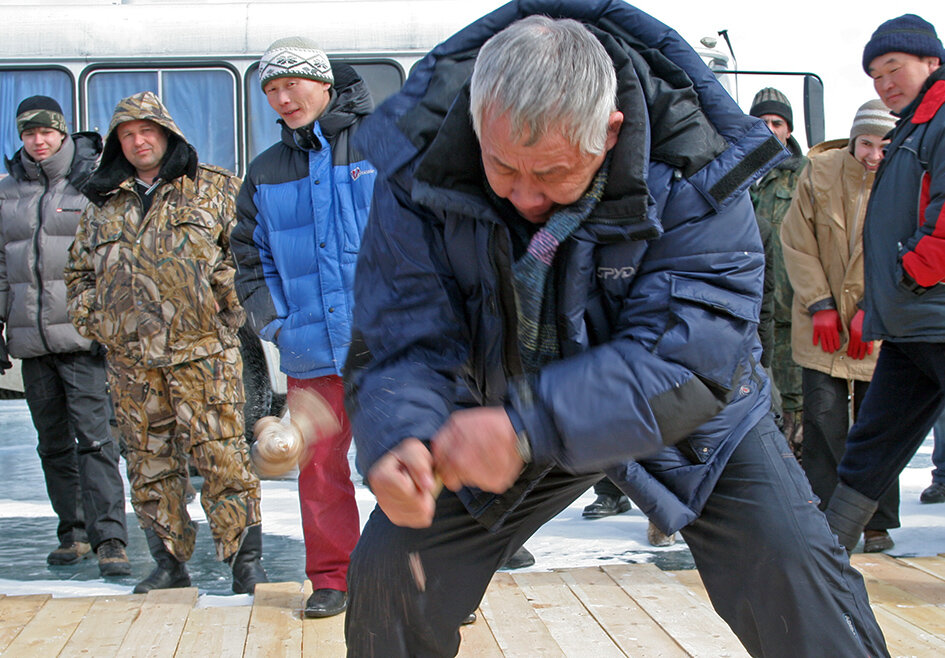 Мощный,  хлесткий удар - и кость ломается. Фото Бориса Слепнева