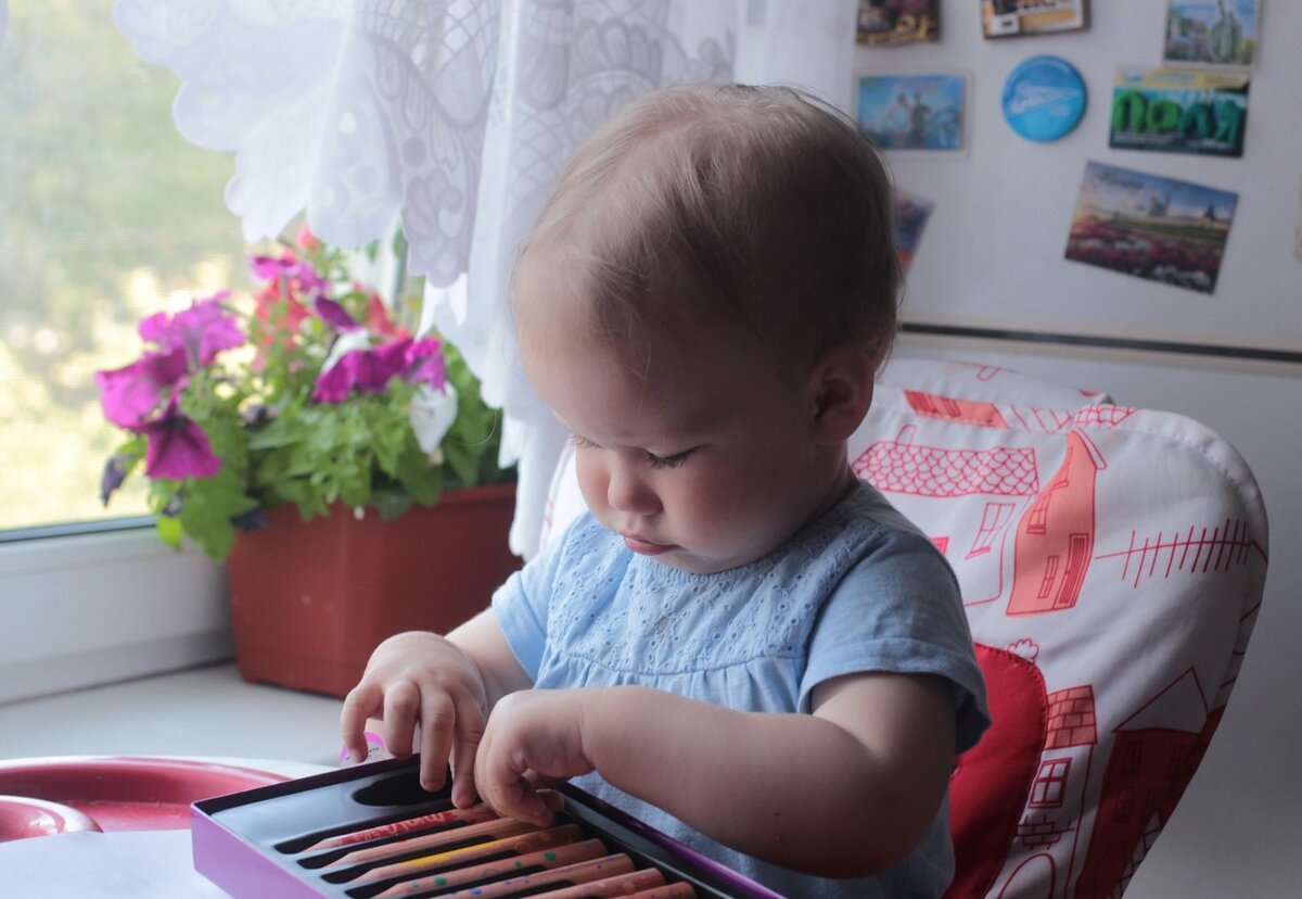 Моих фото за рисованием не сохранилось, пусть иллюстрацией к статье будет фото моей дочери)