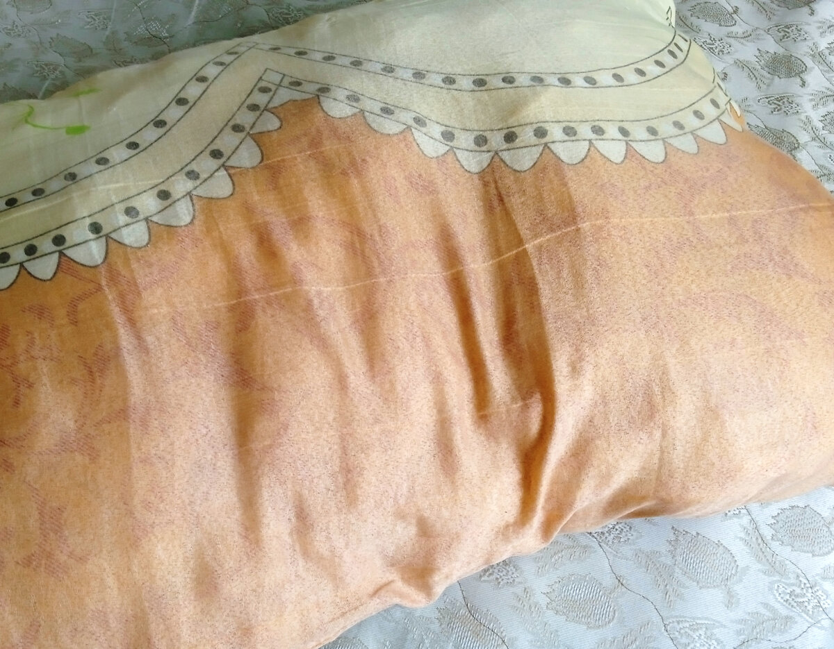 Наполнитель имеет свойство комкаться и даже отсыревать. Такая подушка выглядит бугристой и неприятно пахнет 