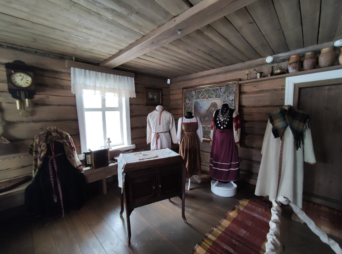В музее Изборска украшения немного скромнее - не такие большие.