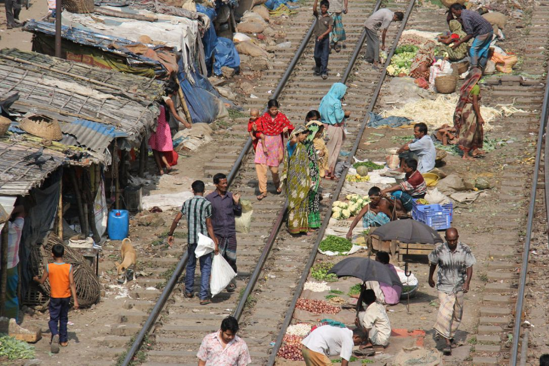 Уровень жизни и бедность. Бангладеш трущобы Варламов. Дакка Бангладеш трущобы. Варламов Дакка Бангладеш. Бангладеш Дакка бедность.