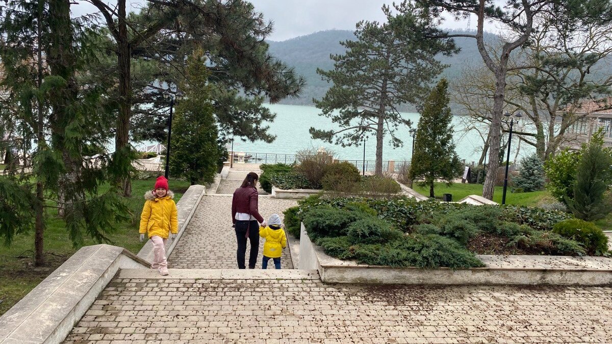 Гуляю с детьми по дороге в сторону озера Абрау