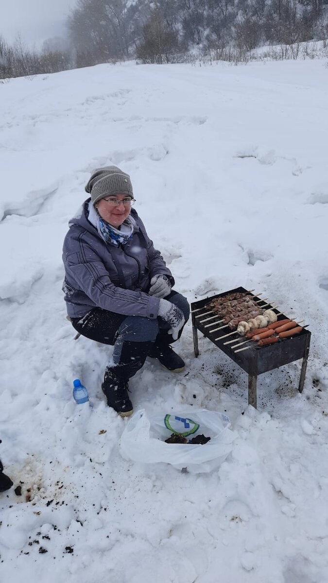 Угли из баранины уже лежат в пакете. Рядом кусок доедает собака. А я себе жарю шашлык из индейки, шампиньоны и сосиски для ребенка
