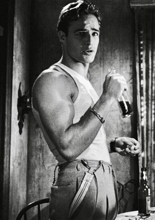 Марлон Брандо в фильме «Трамвай «Желание» 😍