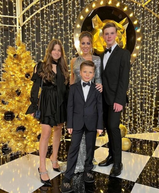 Юлия Барановская с сыновьями Артемом и Арсением и дочкой Яной. Фото: личный архив