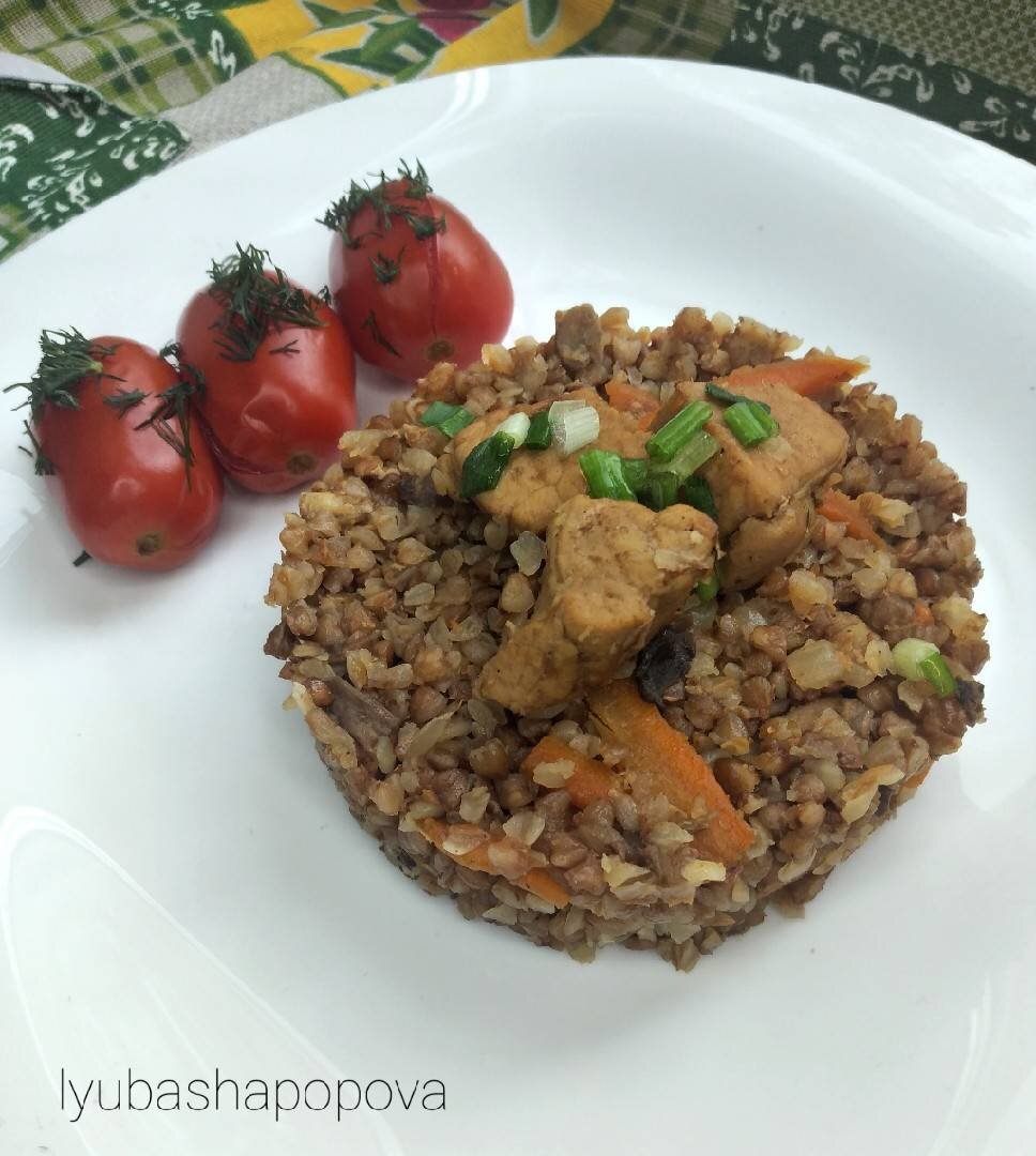 Мясо по-купечески с грибами в сковороде