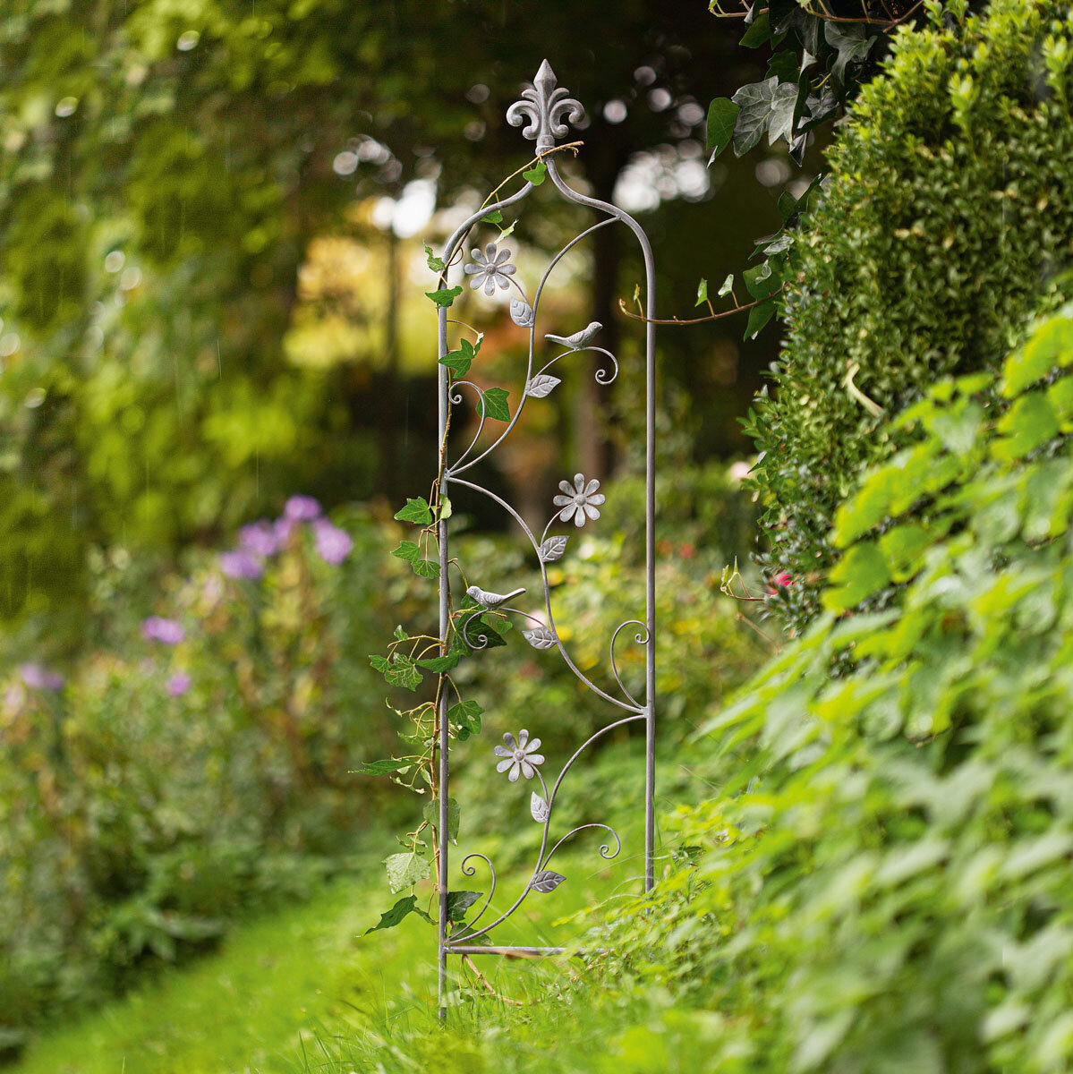 Шпалера "Цветочки" (Артикул: 08051) Шпалера выполнена из выбеленного металла, с красивыми узорами и фигурками птичек и цветов. Размеры: 22 х 112 см.