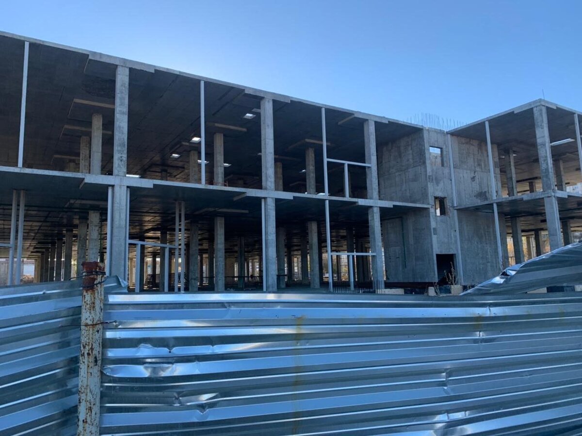 Вице-мэр подписал документы о том, что этот недострой является многофункциональным центром общей площадью 1,5 квадратных метров